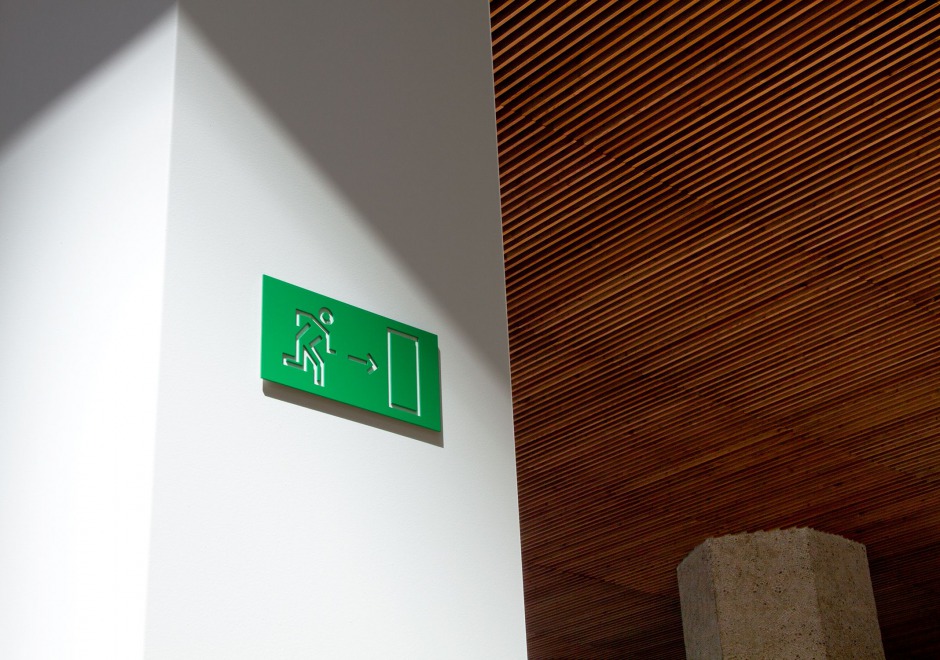 señalética corporativa alta diagonal clase bcn – Clase bcn