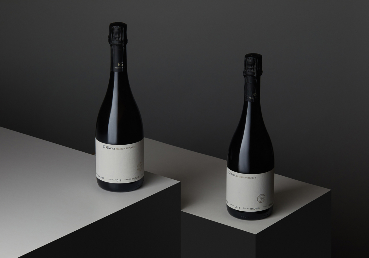 L’Olivera wine bottle label featuring minimalist design and premium packaging – Clase bcn