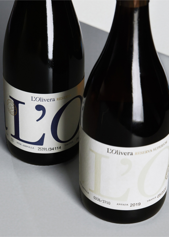 L’Olivera wine bottle label featuring minimalist design and premium packaging – Clase bcn