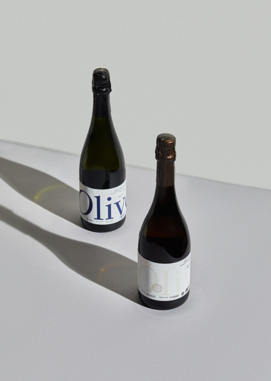 L’Olivera wine bottle label featuring minimalist design and premium packaging – Clase bcn