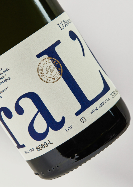 L’Olivera wine bottle label featuring minimalist design and premium packaging – Clase bcn