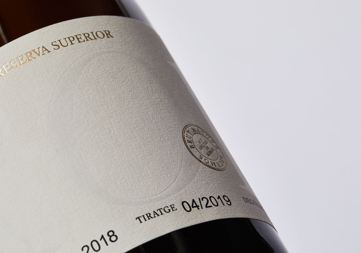 L’Olivera wine bottle label featuring minimalist design and premium packaging – Clase bcn
