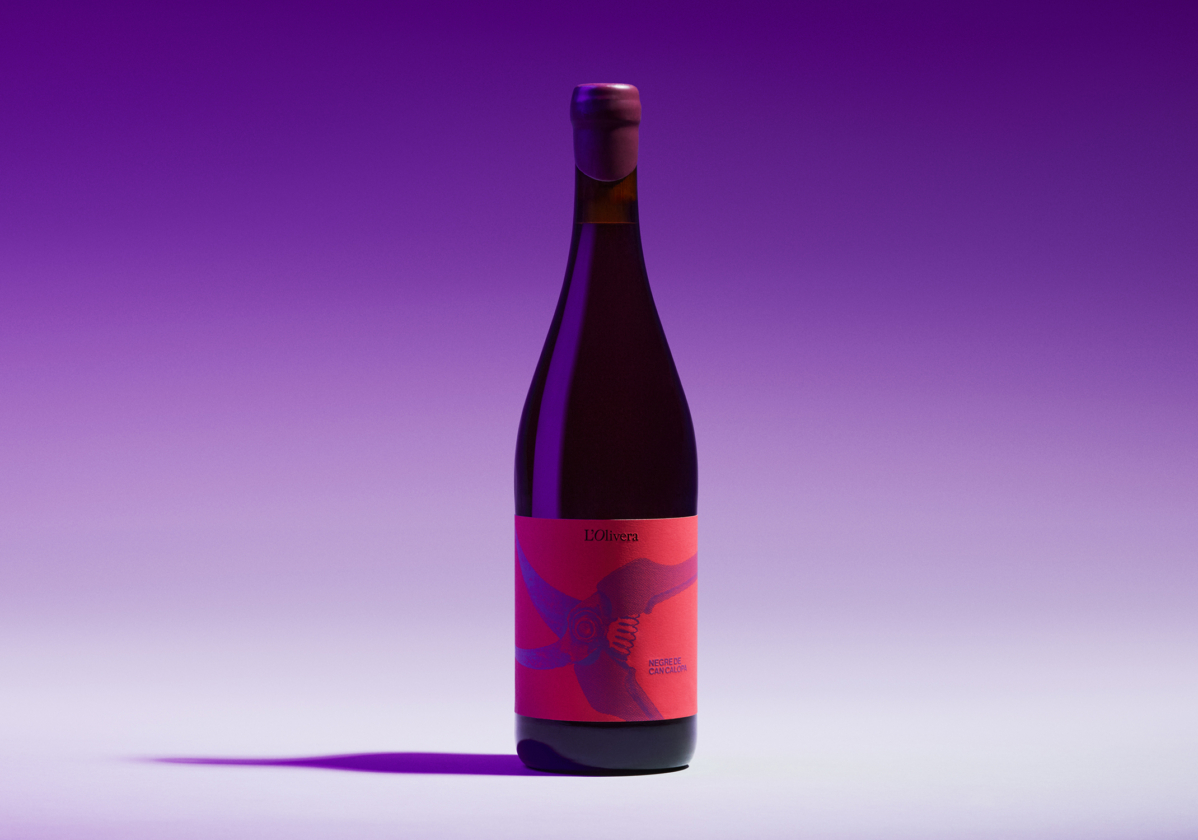 L’Olivera wine bottle label featuring minimalist design and premium packaging – Clase bcn