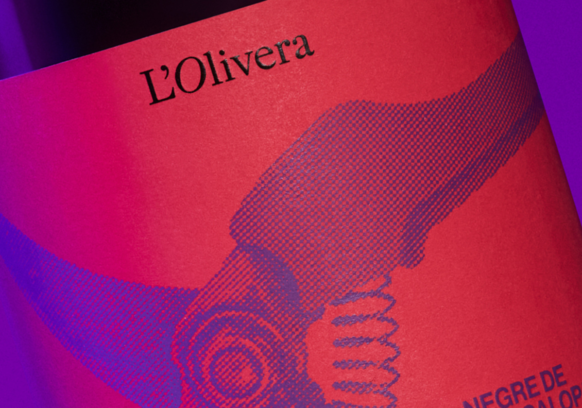L’Olivera wine bottle label featuring minimalist design and premium packaging – Clase bcn