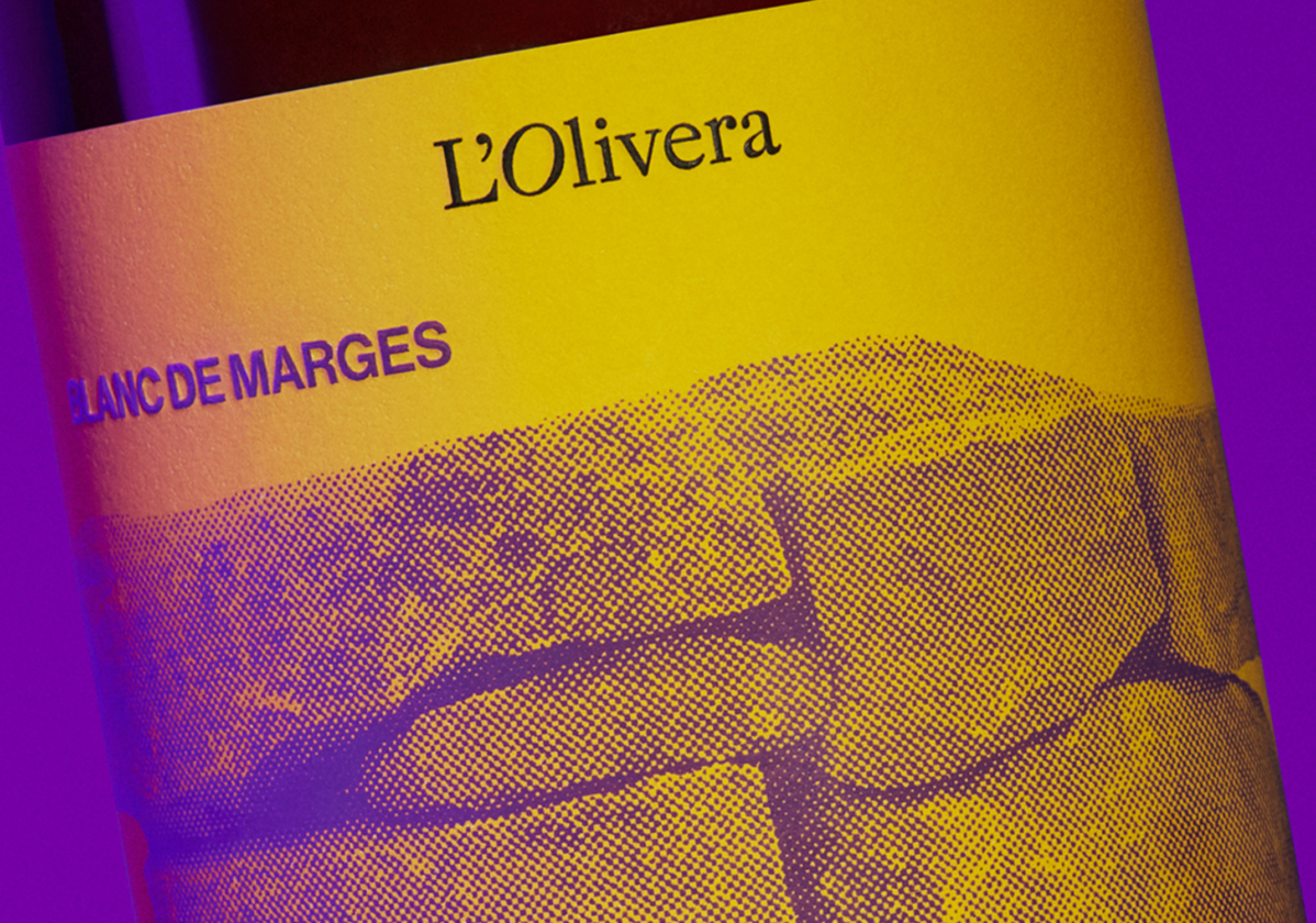 L’Olivera wine bottle label featuring minimalist design and premium packaging – Clase bcn