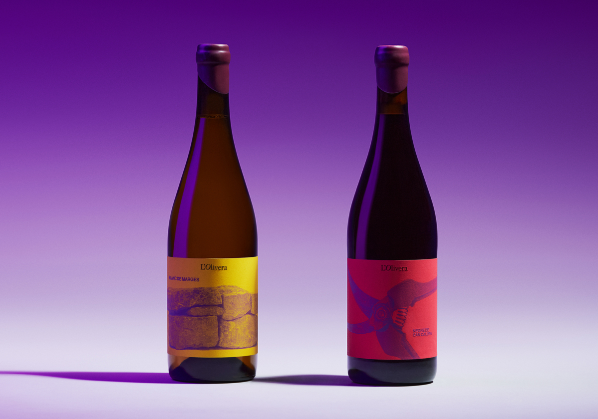 L’Olivera wine bottle label featuring minimalist design and premium packaging – Clase bcn