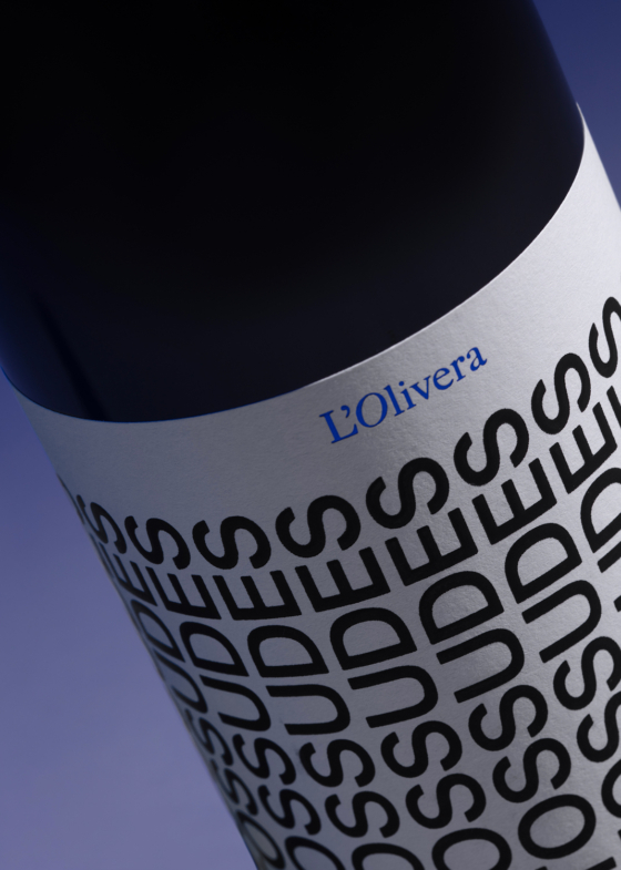L’Olivera wine bottle label featuring minimalist design and premium packaging – Clase bcn