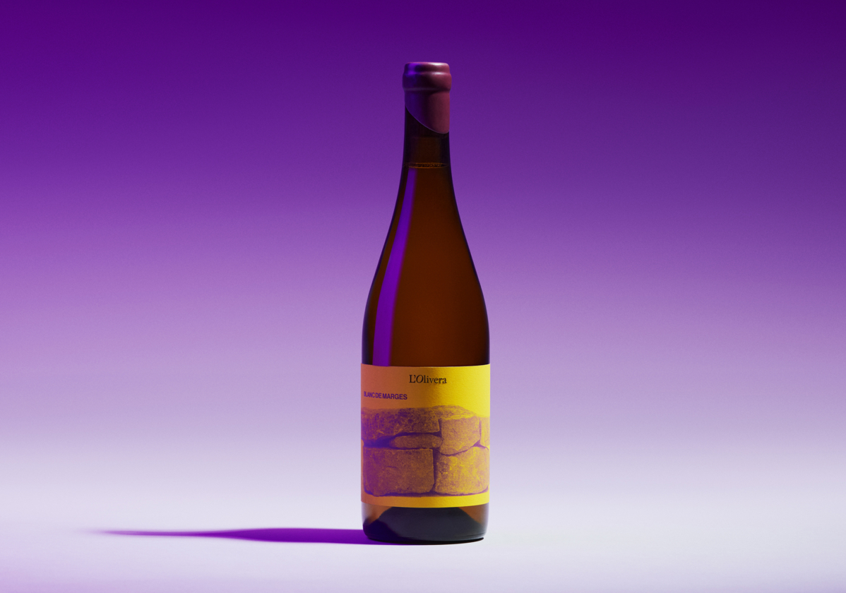 L’Olivera wine bottle label featuring minimalist design and premium packaging – Clase bcn