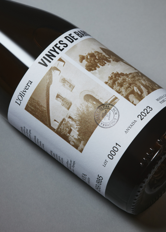 L’Olivera Vinyes de Barcelona wine bottle label featuring minimalist design and premium packaging – Clase bcn